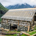 Berg&Wien Massivtre: Restaurering av gammelt naust, Nærøyfjorden, Sogn